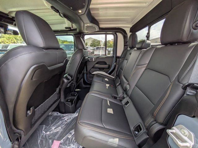 Used 2025 Jeep Gladiator Sport image 12