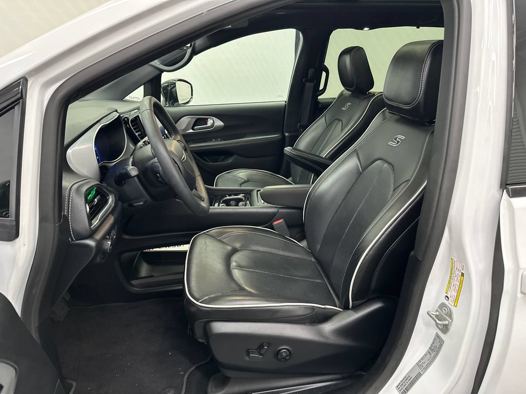 Used 2025 Chrysler Pacifica Limited FWD image 9