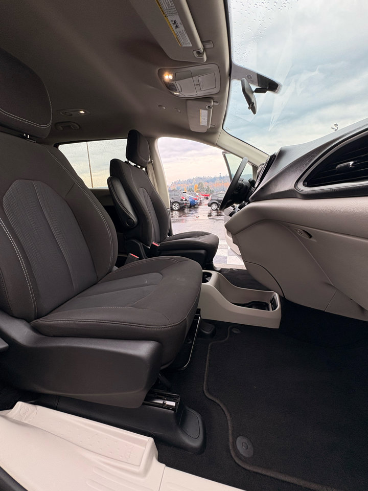 Used 2022 Chrysler Voyager LX image 23