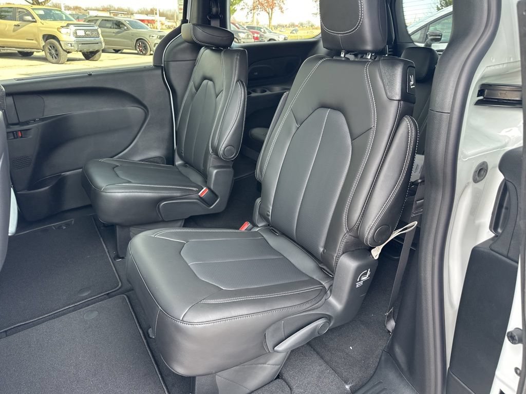 New 2026 Chrysler Pacifica Select AWD/4WD image 48