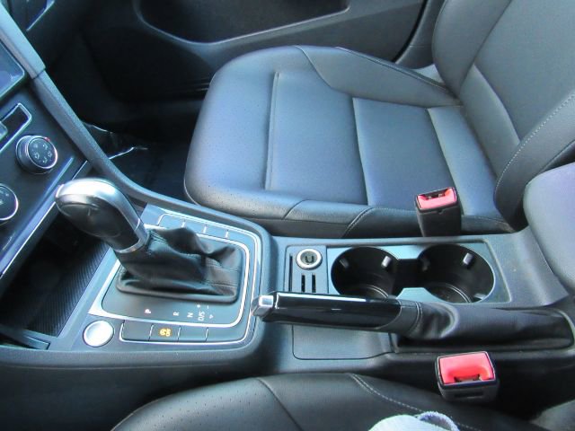 Used 2019 Volkswagen Golf SE image 37