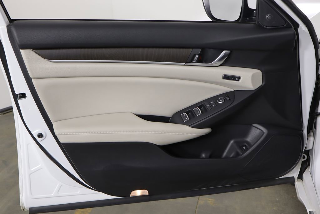 Used 2018 Honda Accord Touring image 16