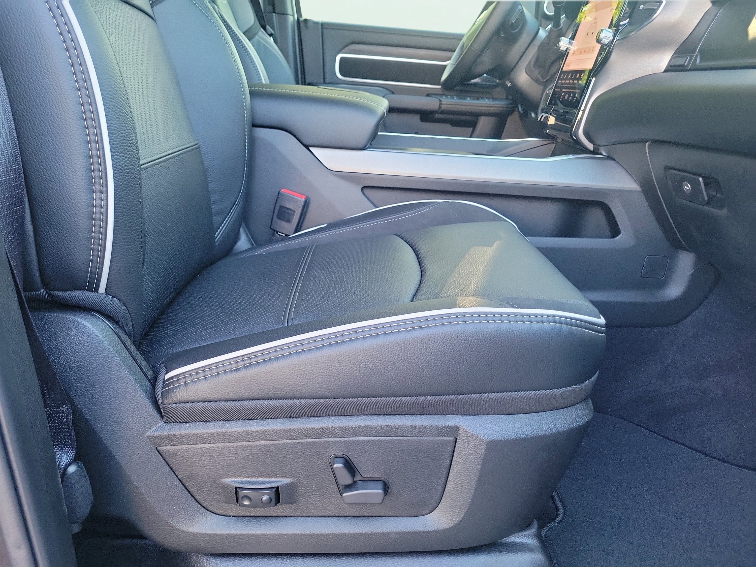 New 2026 RAM 2500 Laramie AWD/4WD image 19