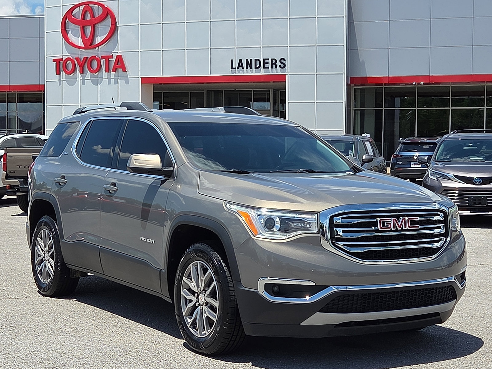 Used 2019 GMC Acadia SLE w/ Driver Alert Package I FWD image 1