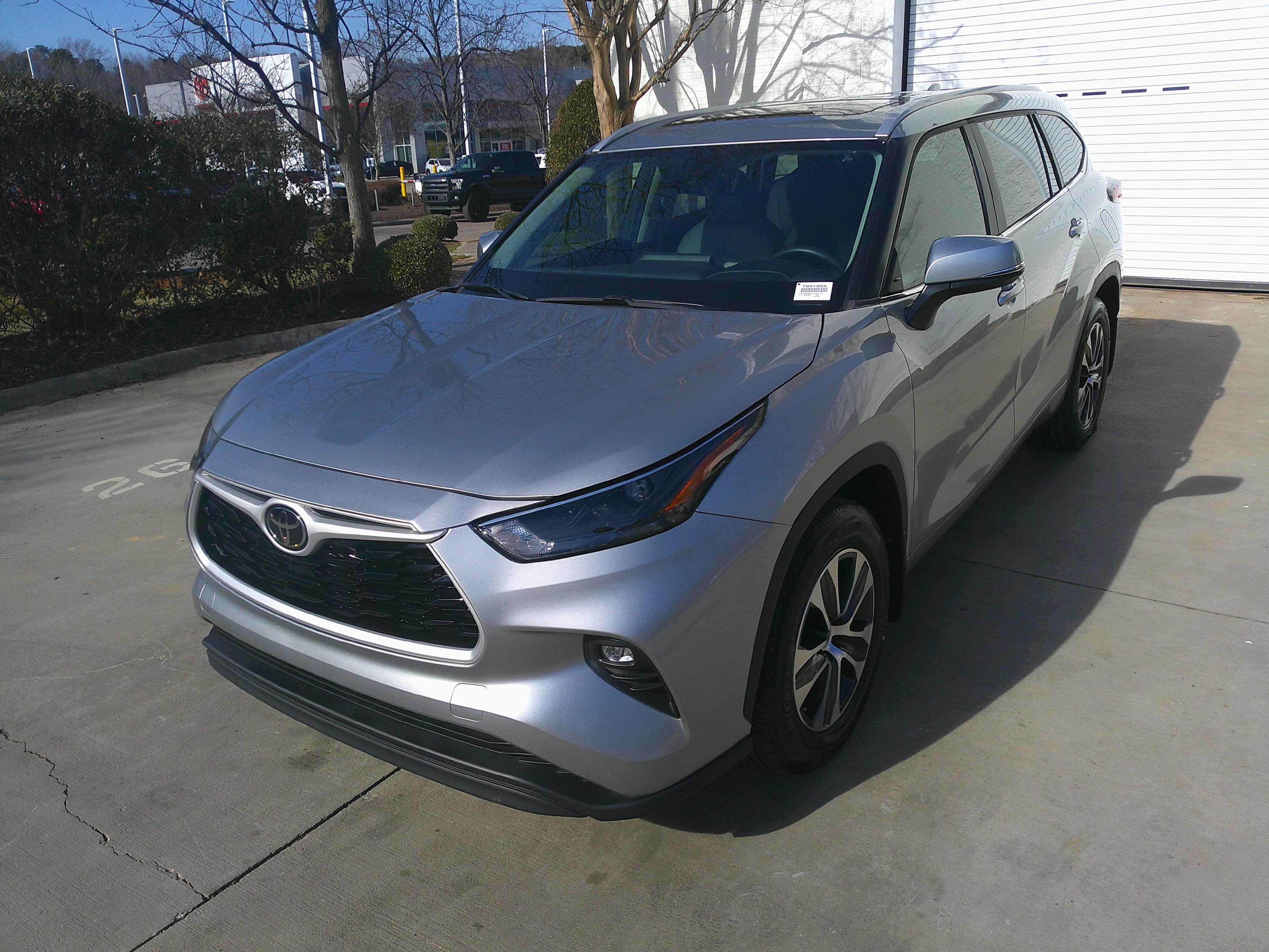 Used 2024 Toyota Highlander XLE image 6