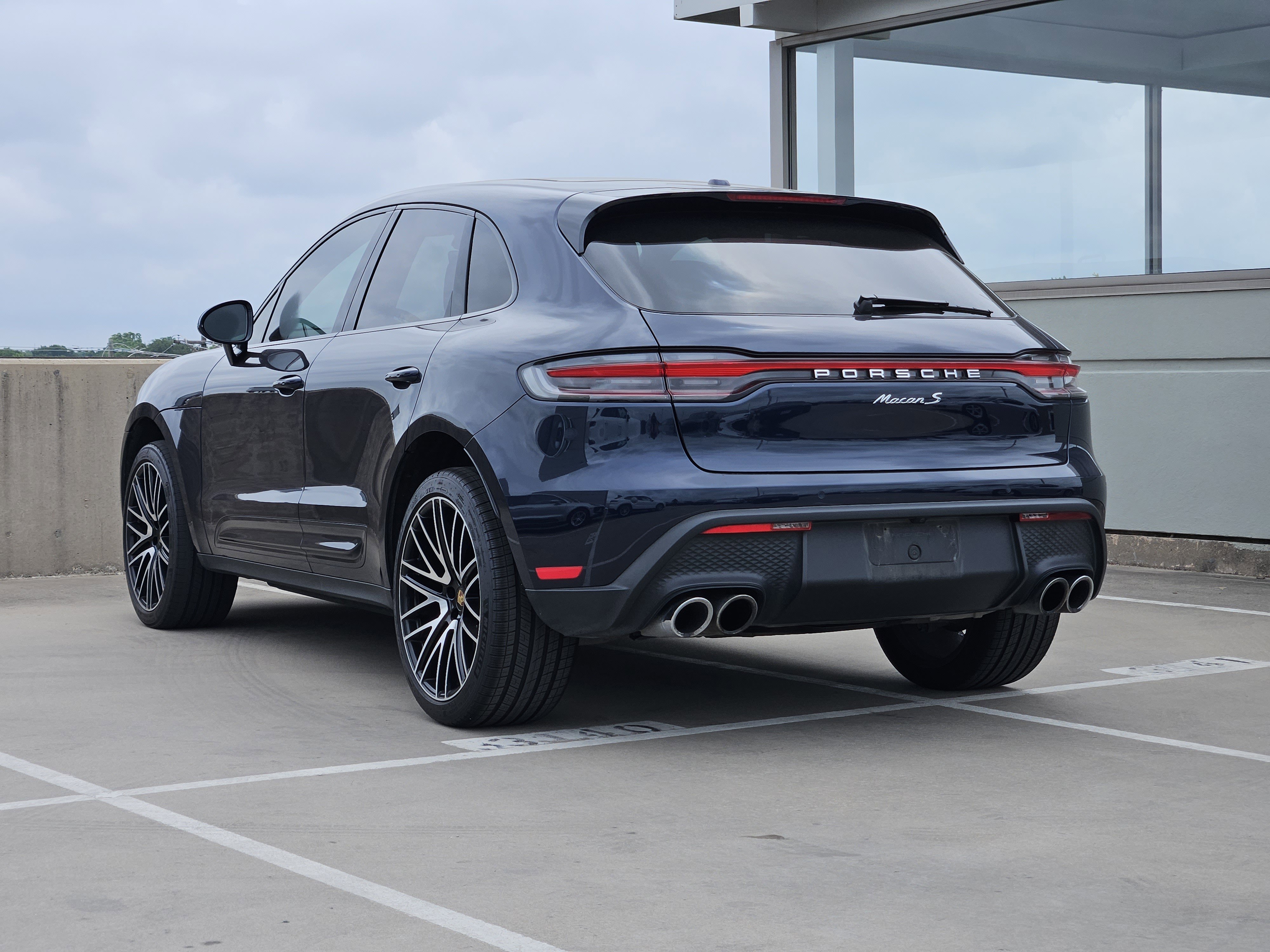 Certified 2022 Porsche Macan S AWD/4WD image 3