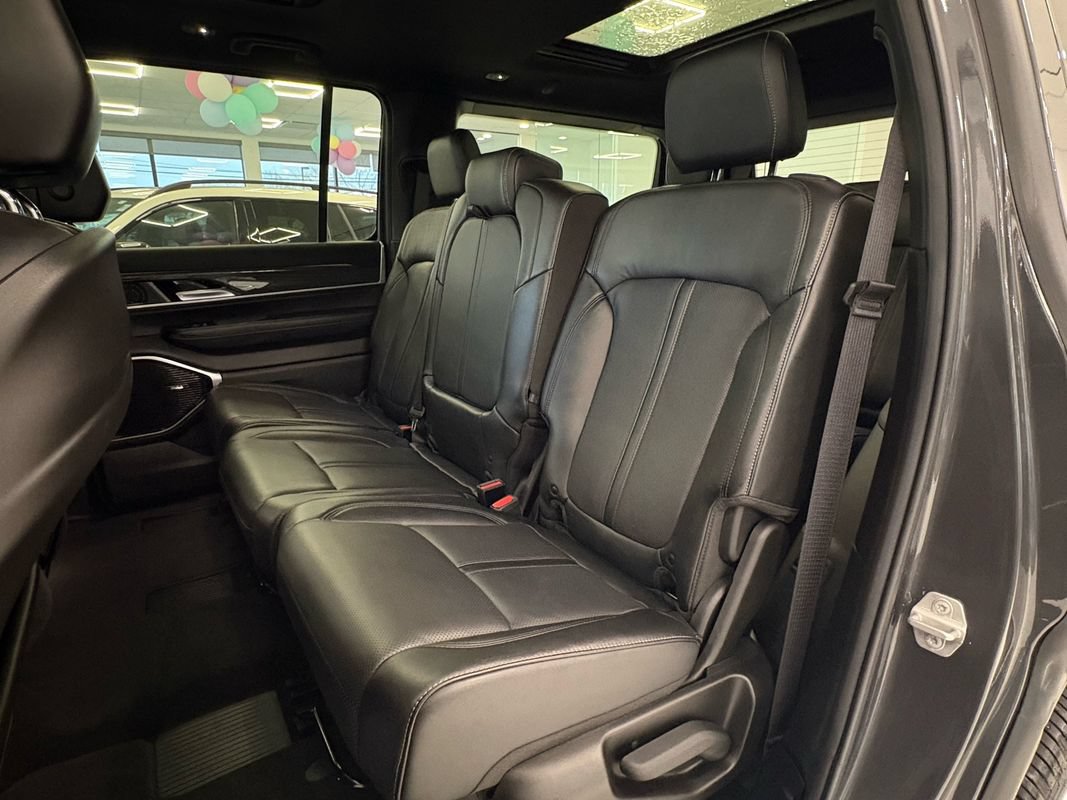 Used 2022 Jeep Wagoneer Series III w/ Premium Group I AWD/4WD image 22