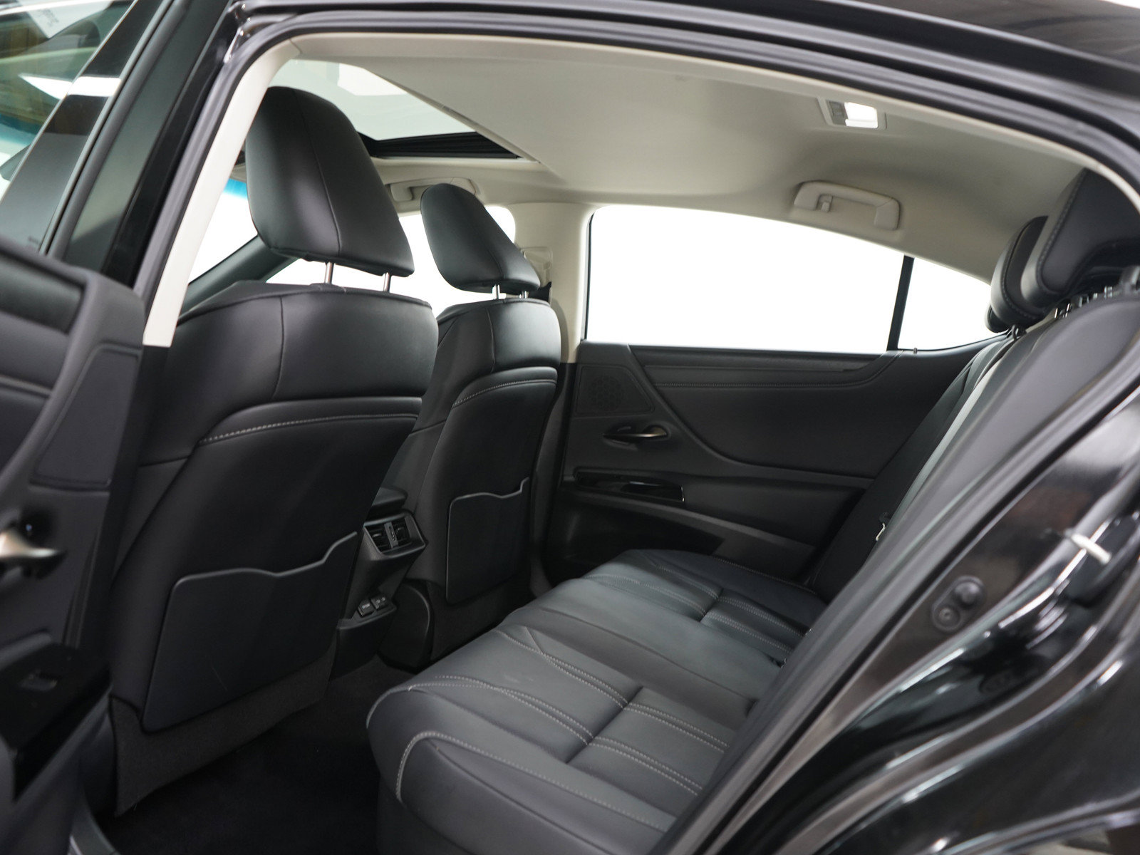 Used 2025 Lexus ES 300h FWD image 17