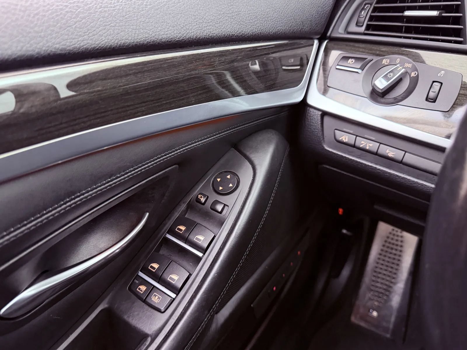 Used 2011 BMW 550i xDrive Sedan AWD/4WD image 14