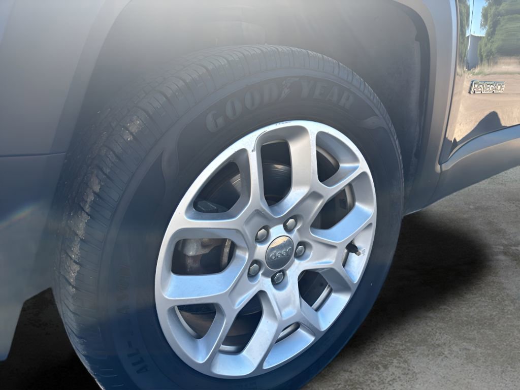Used 2017 Jeep Renegade Latitude FWD image 31