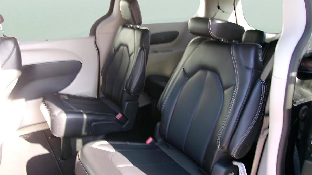 Used 2024 Chrysler Pacifica Touring-L FWD image 10