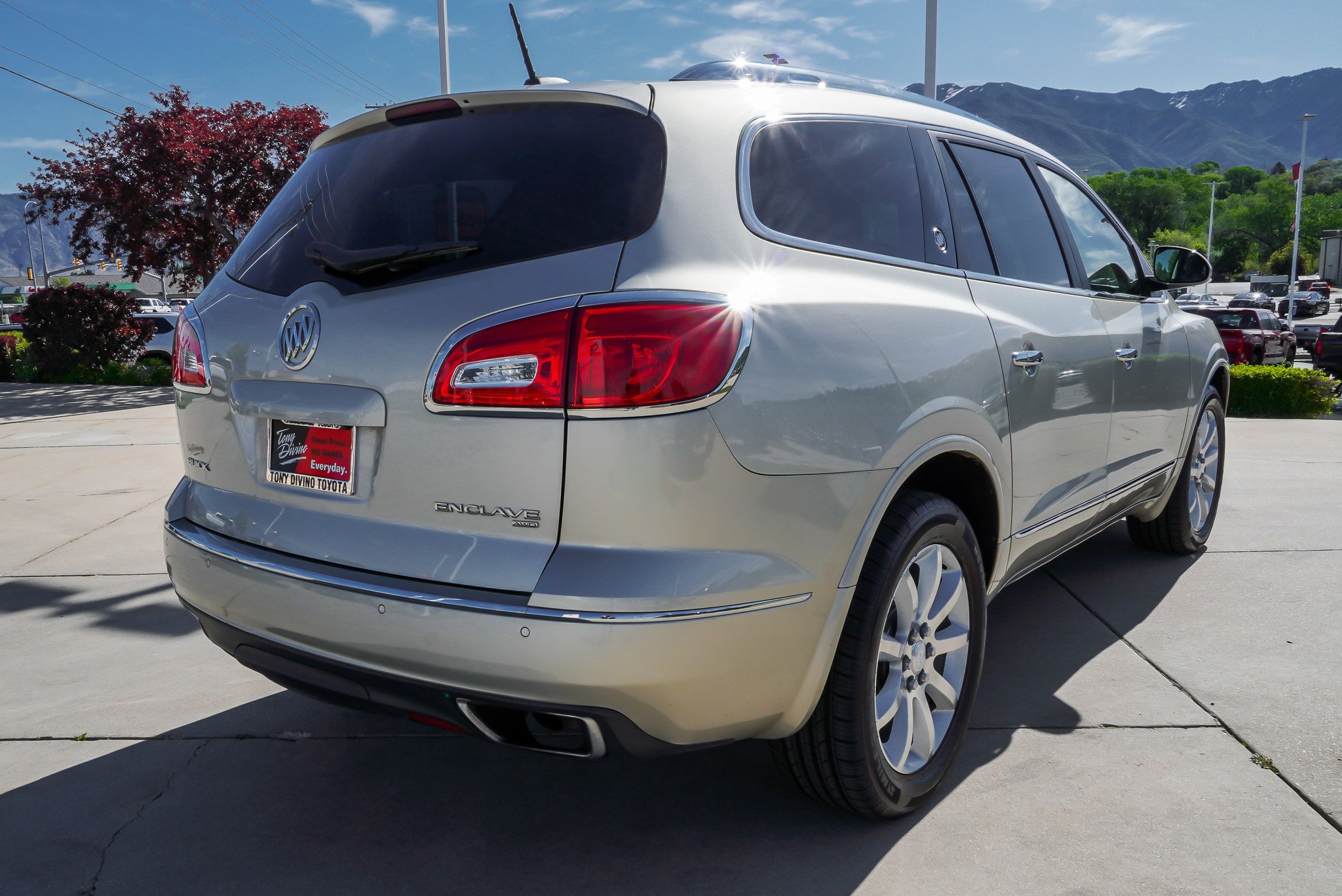 Used 2017 Buick Enclave Premium w/ Trailering Package AWD/4WD image 8