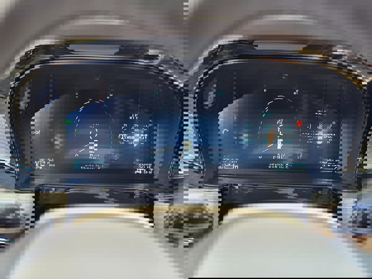 Used 2023 Lincoln Corsair FWD w/ Rear Removable Package Tray image 25