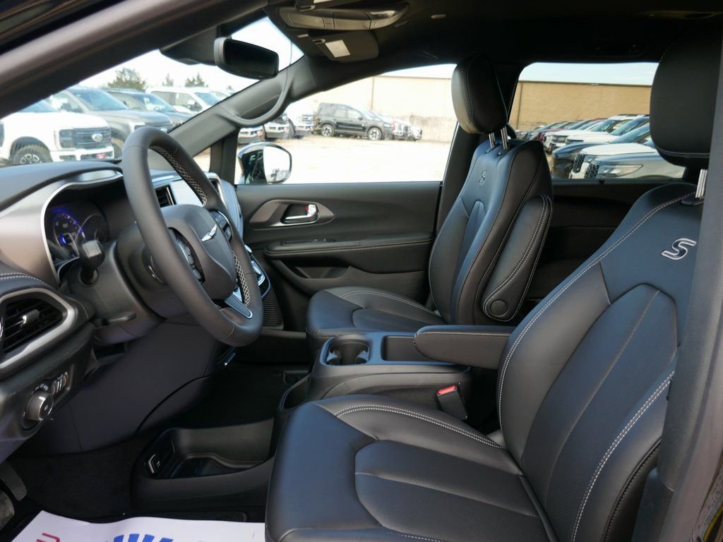New 2026 Chrysler Pacifica Select w/ S Appearance Package image 13