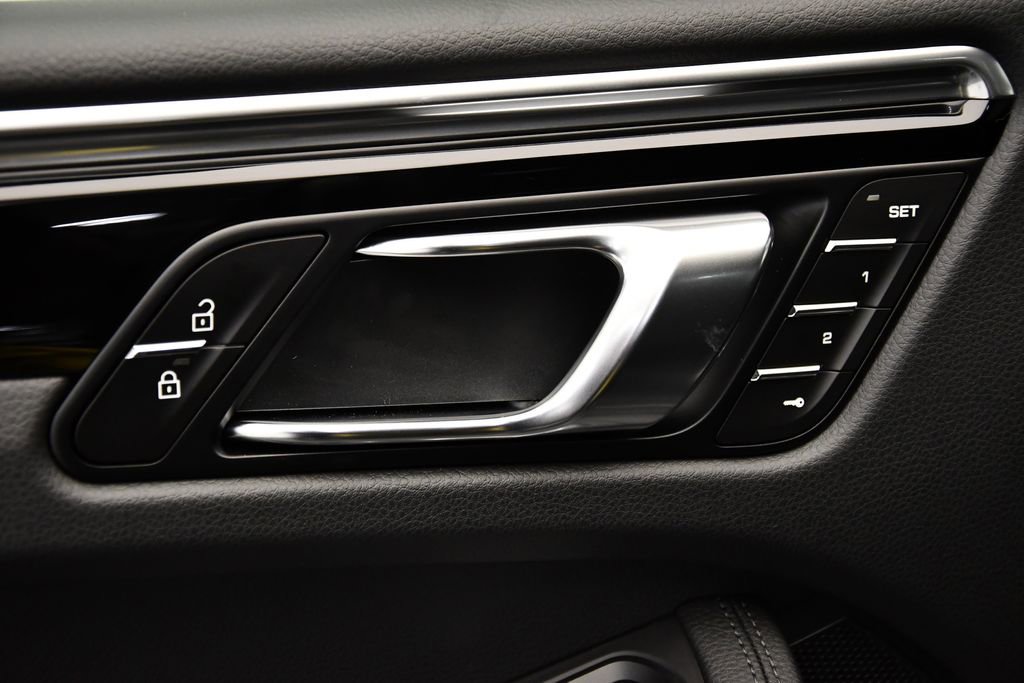 Used 2025 Porsche Macan image 35