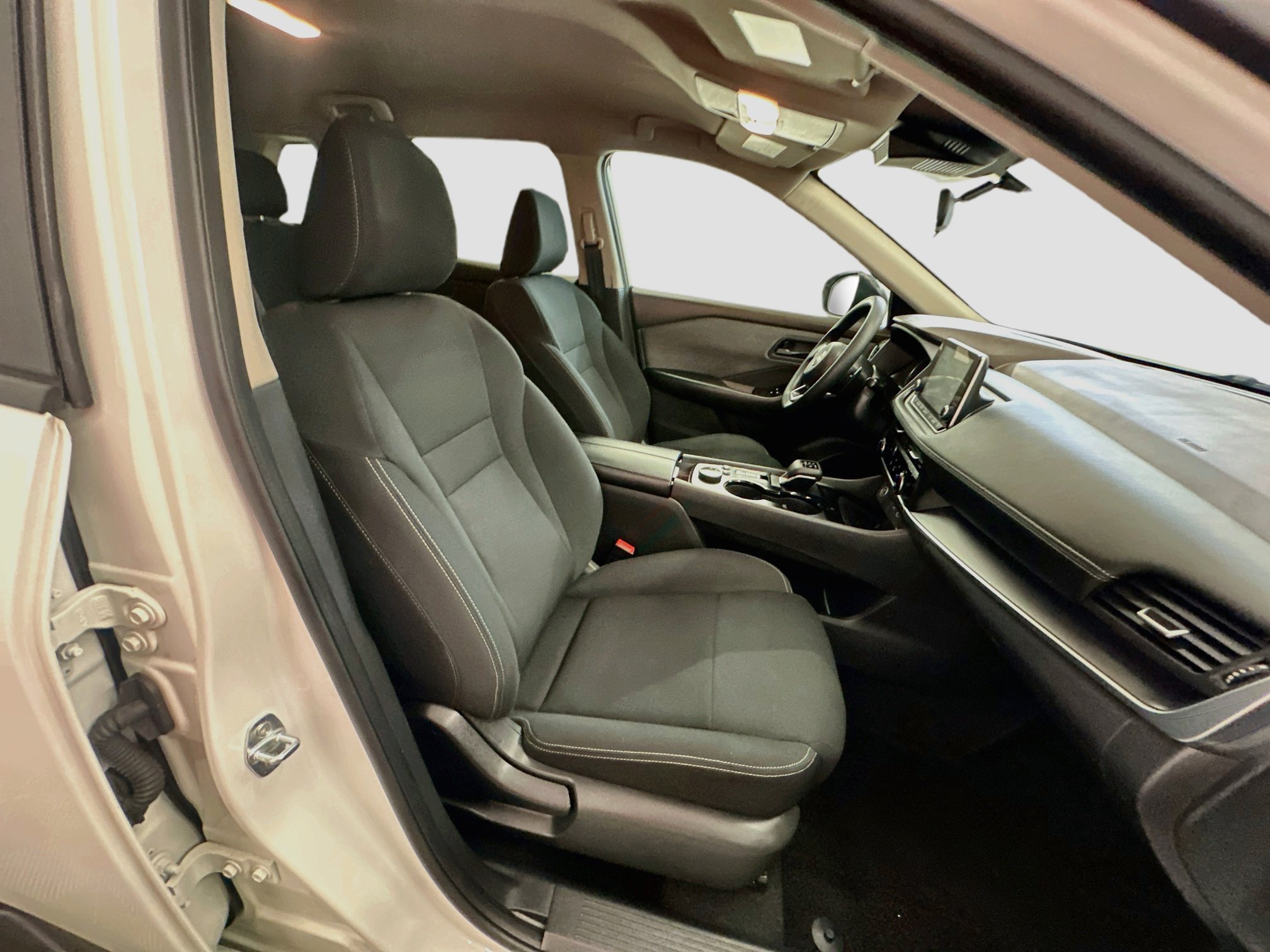 Used 2023 Nissan Rogue S AWD/4WD image 31
