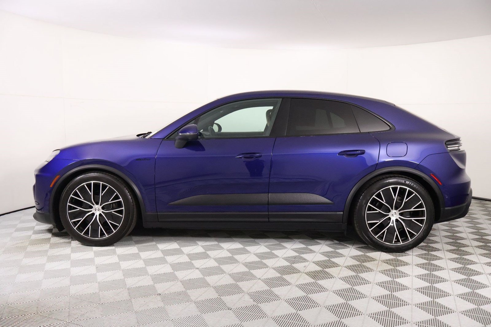 Certified 2024 Porsche Macan 4 Electric AWD/4WD image 2