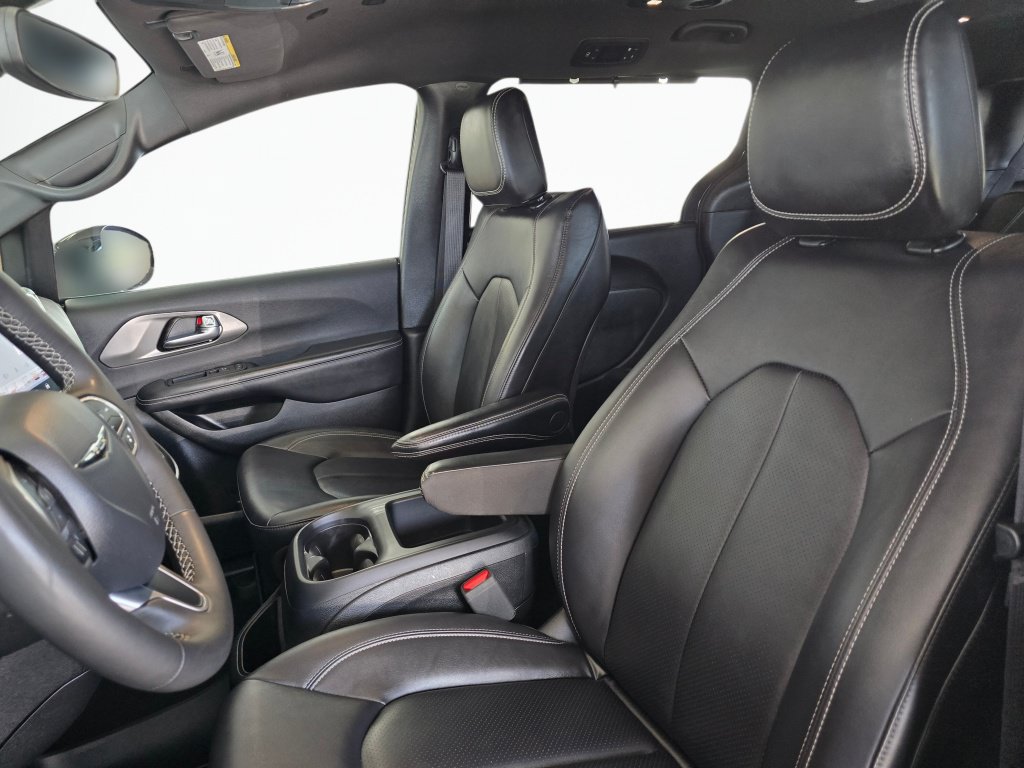 Used 2025 Chrysler Pacifica Select FWD image 18