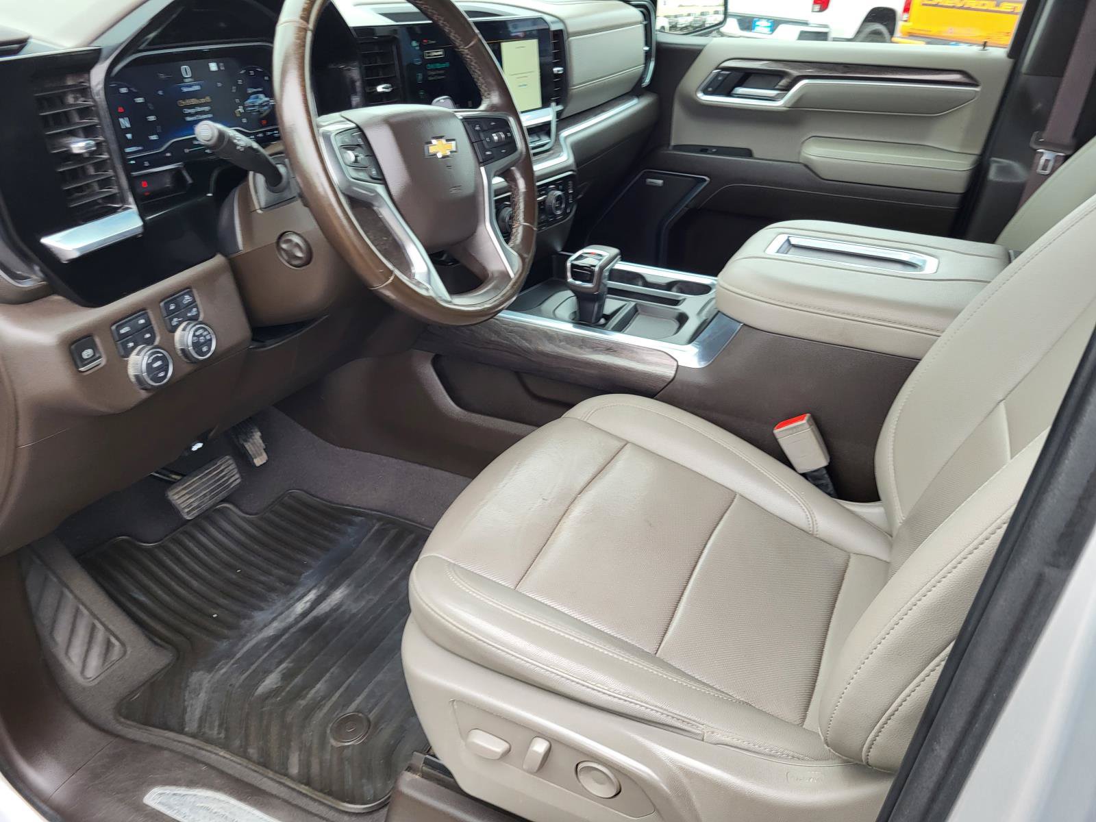 Used 2022 Chevrolet Silverado 1500 LTZ w/ Z71 Off-Road Package AWD/4WD image 14