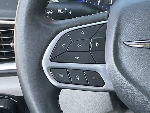 Used 2023 Chrysler Pacifica Touring-L FWD image 12