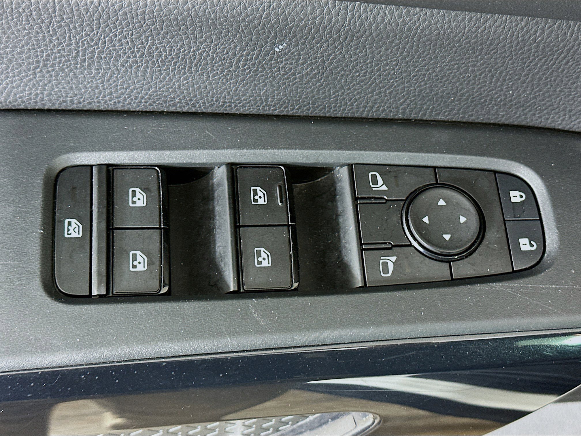 Used 2024 Nissan Pathfinder SV image 15