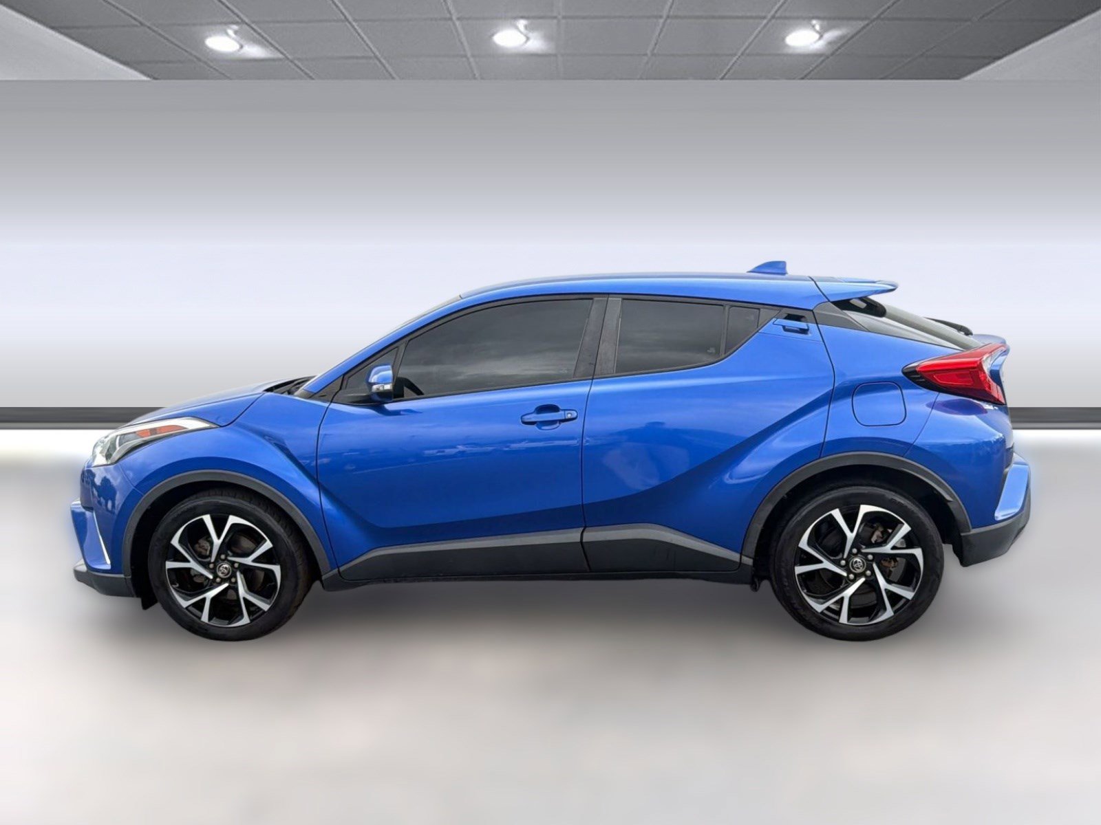 Used 2019 Toyota C-HR XLE FWD image 2