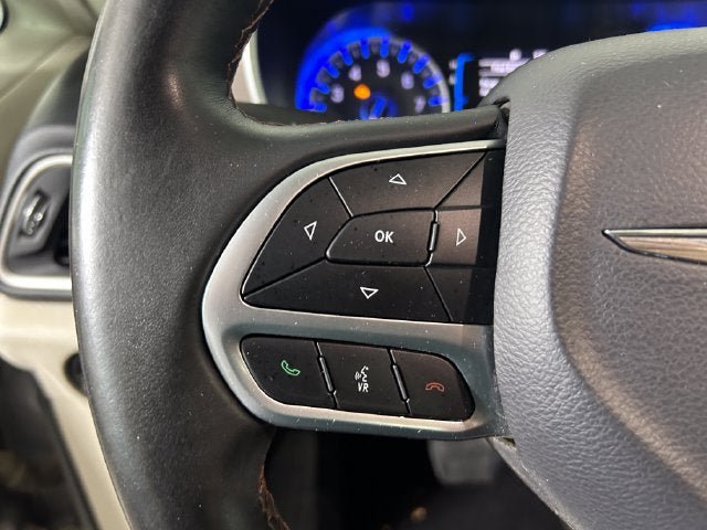 Used 2017 Chrysler Pacifica Touring-L FWD image 16
