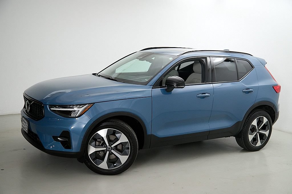 Used 2023 Volvo XC40 B5 Plus w/ Protection Package Premier AWD/4WD image 4