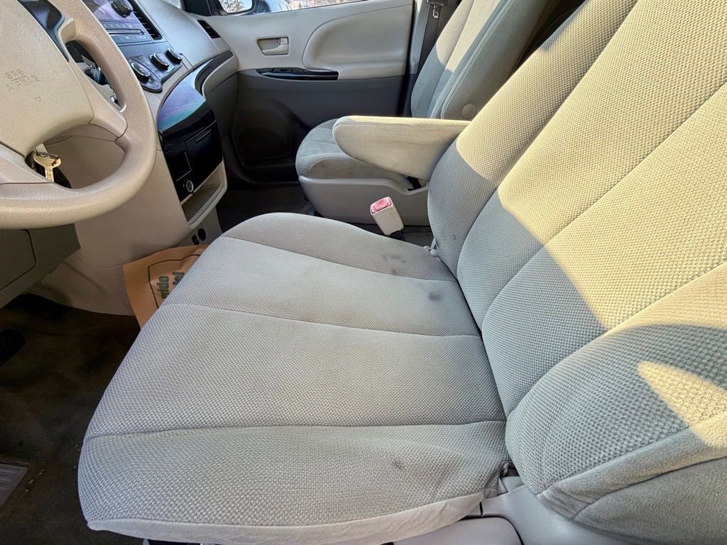 Used 2014 Toyota Sienna L image 23