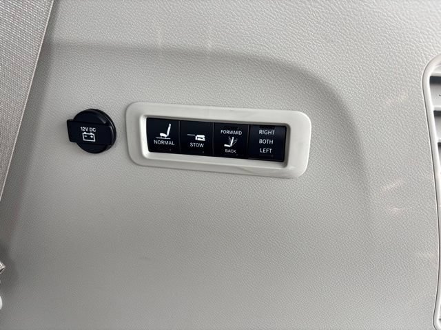 Used 2018 Chrysler Pacifica Limited w/ Tire & Wheel Group FWD image 41