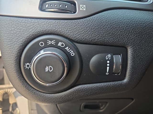 Used 2019 Jeep Cherokee Latitude w/ Cold Weather Group AWD/4WD image 18