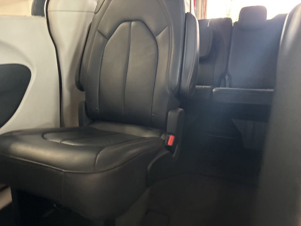 Used 2017 Chrysler Pacifica Touring-L w/ Tire & Wheel Group FWD image 42