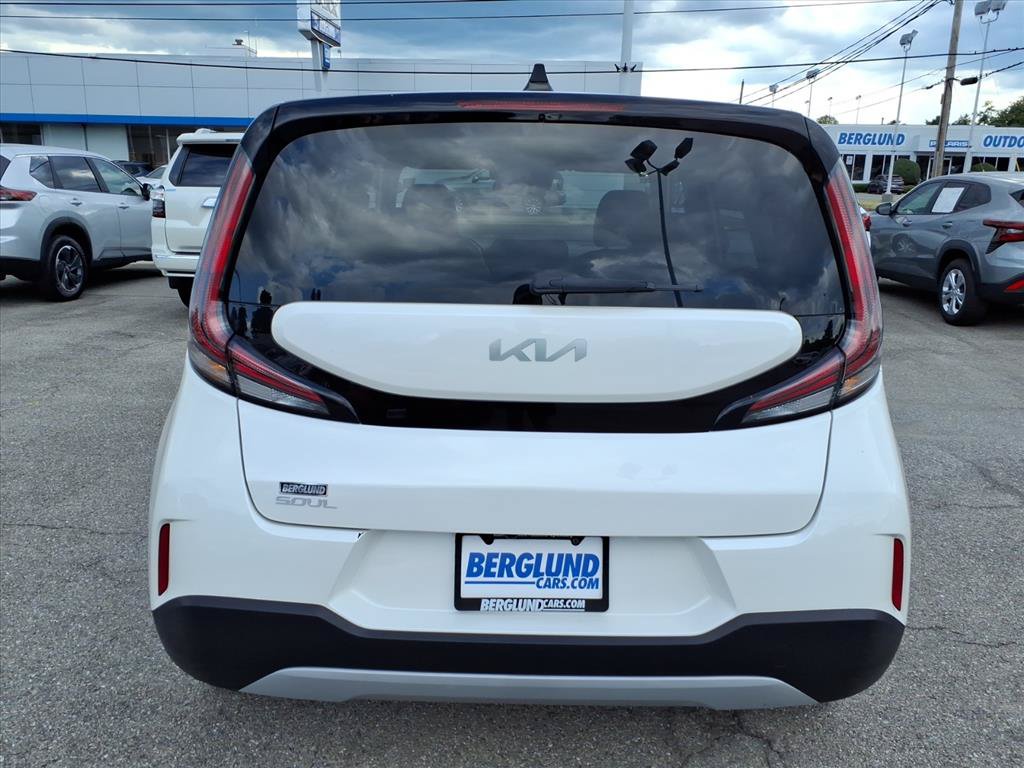 Used 2023 Kia Soul LX FWD image 5