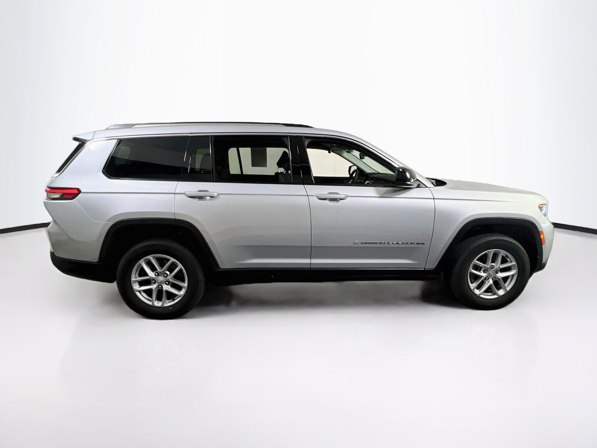 Used 2023 Jeep Grand Cherokee L Laredo w/ Luxury Tech Group I AWD/4WD image 4