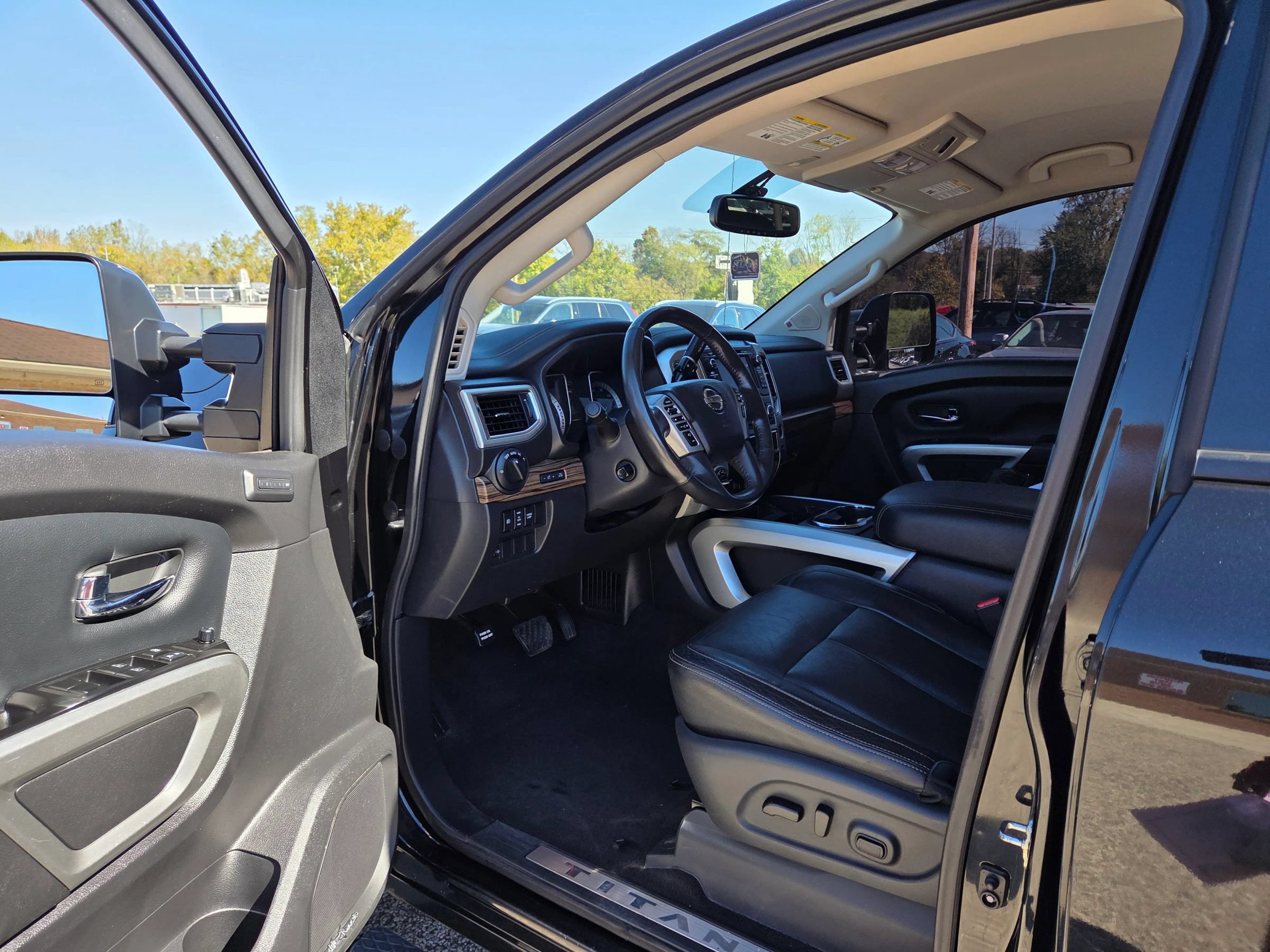 Used 2018 Nissan Titan SL w/ Texas Titan Edition AWD/4WD image 15