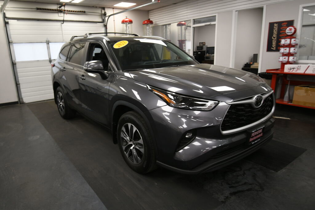 Used 2023 Toyota Highlander XLE image 2