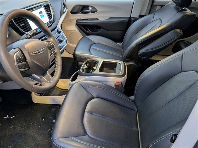 Used 2024 Chrysler Pacifica Touring-L image 12