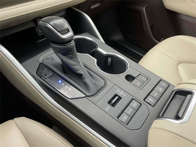 Used 2020 Toyota Highlander XLE image 33