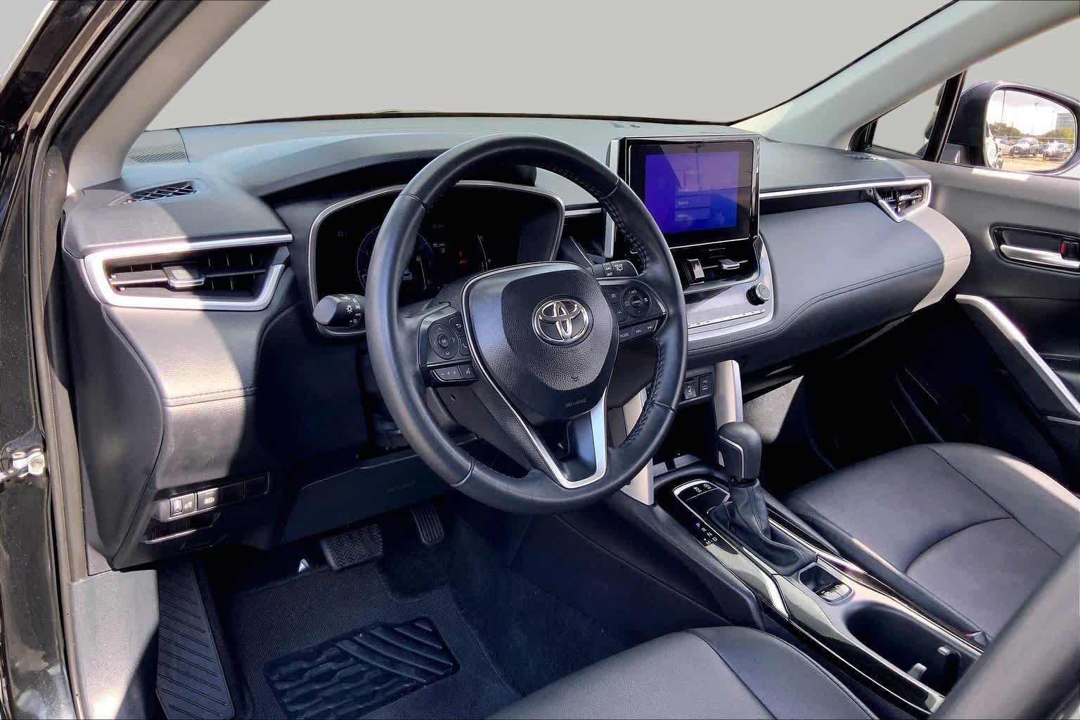Used 2025 Toyota Corolla Cross XLE FWD image 17