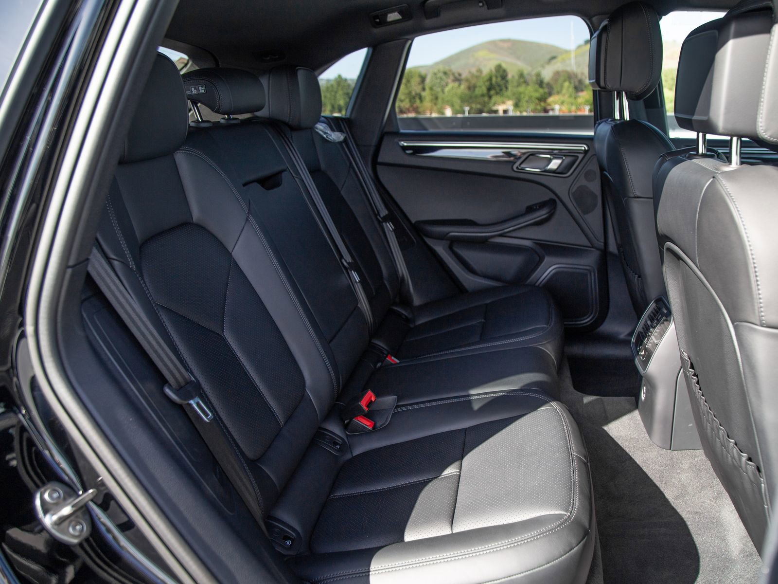 Certified 2025 Porsche Macan AWD/4WD image 25