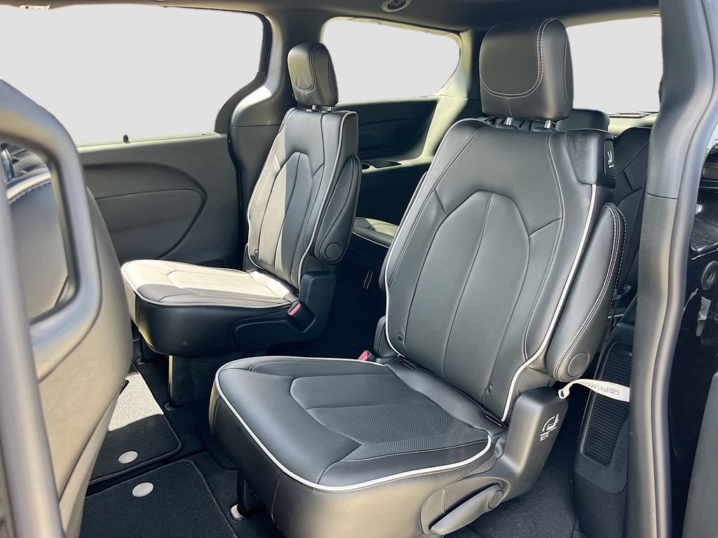 New 2027 Chrysler Pacifica Limited FWD image 26