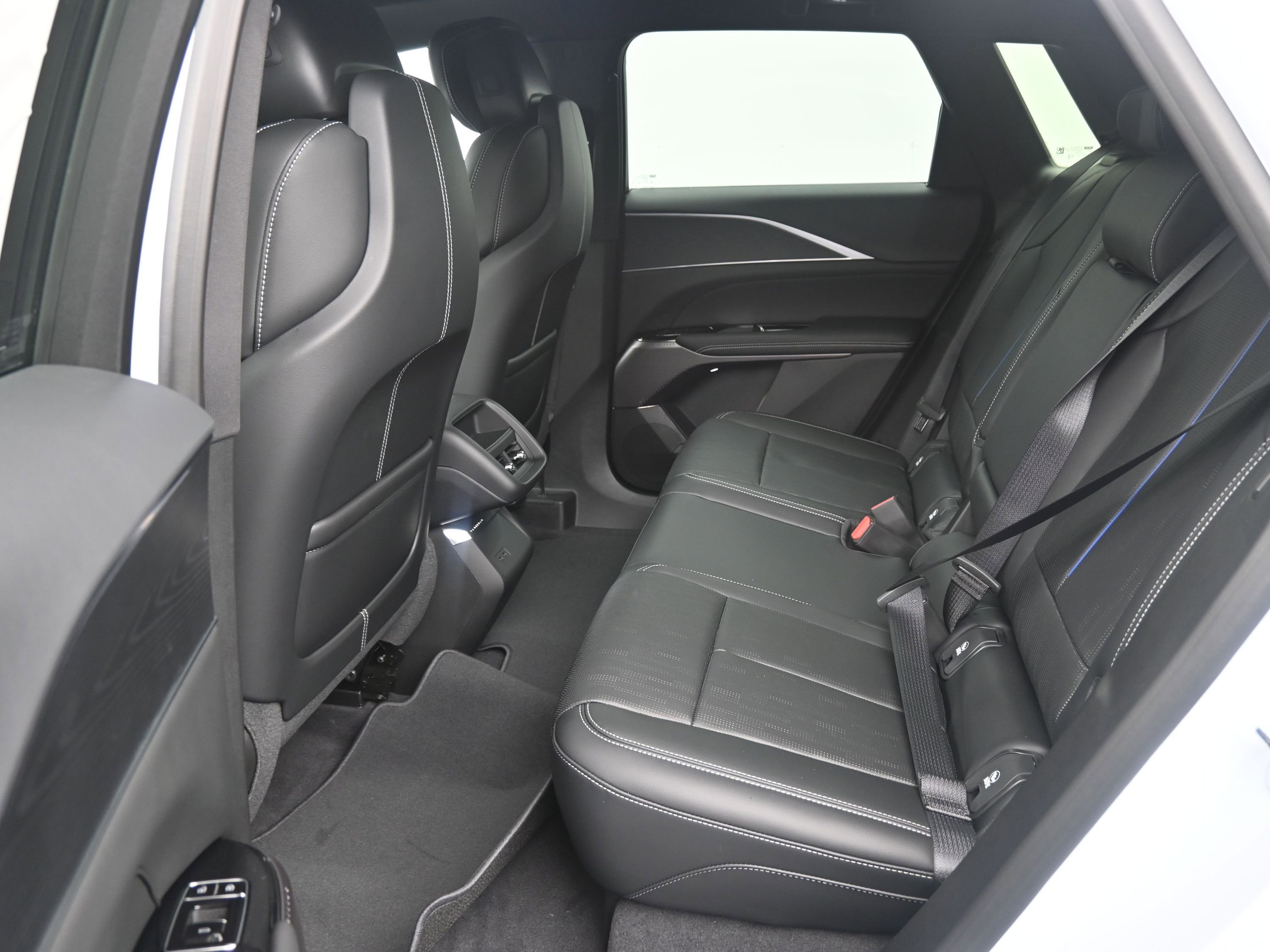 New 2026 Cadillac Lyriq Luxury image 9