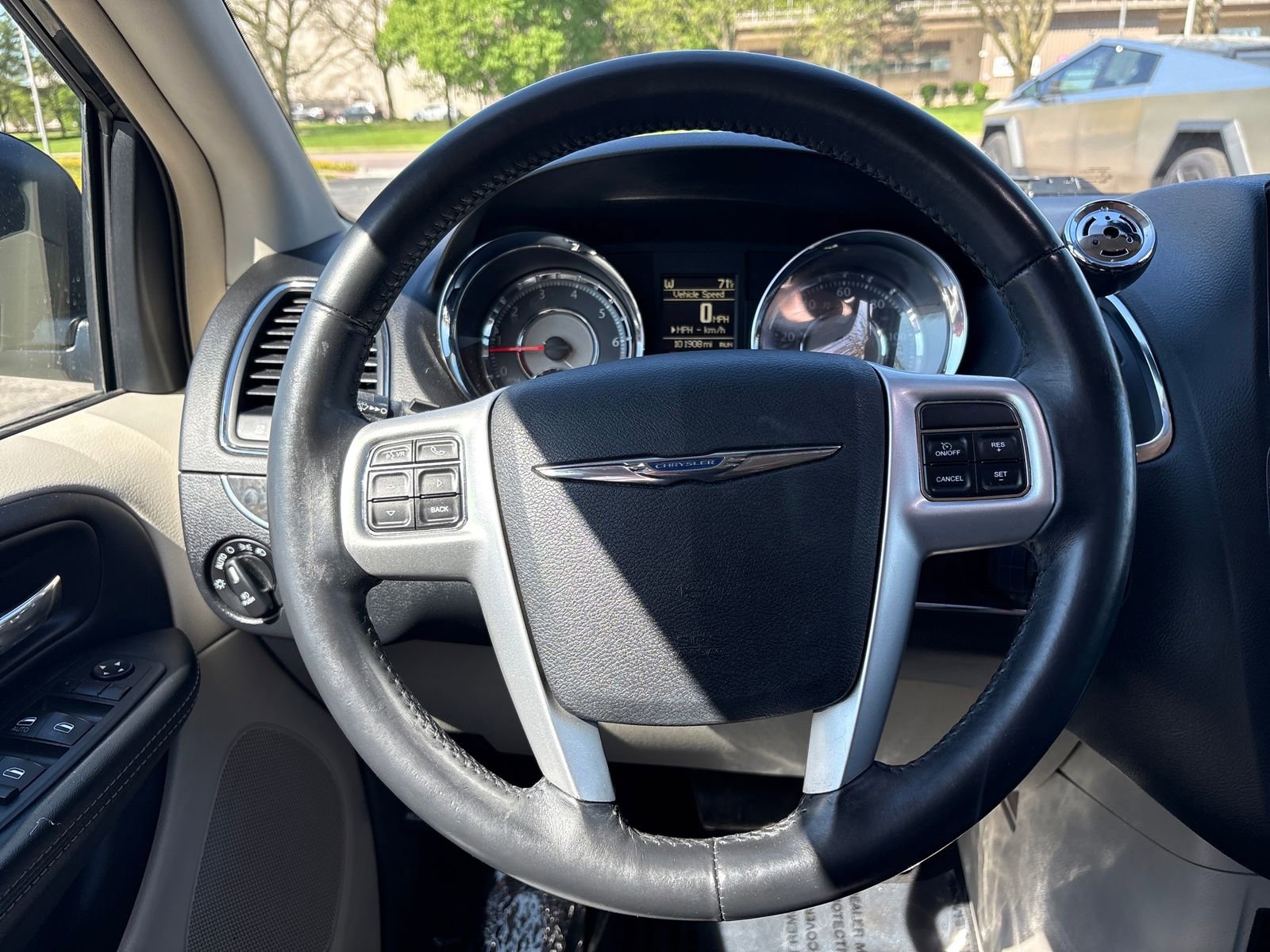 Used 2016 Chrysler Town & Country Touring FWD image 14