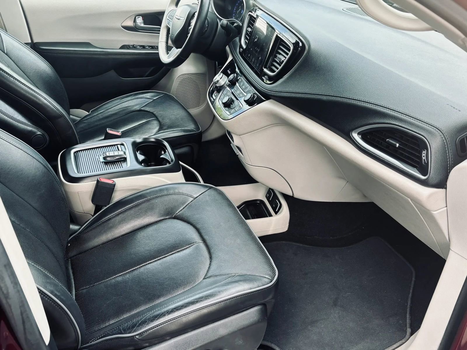Used 2018 Chrysler Pacifica Limited w/ Tire & Wheel Group FWD image 23