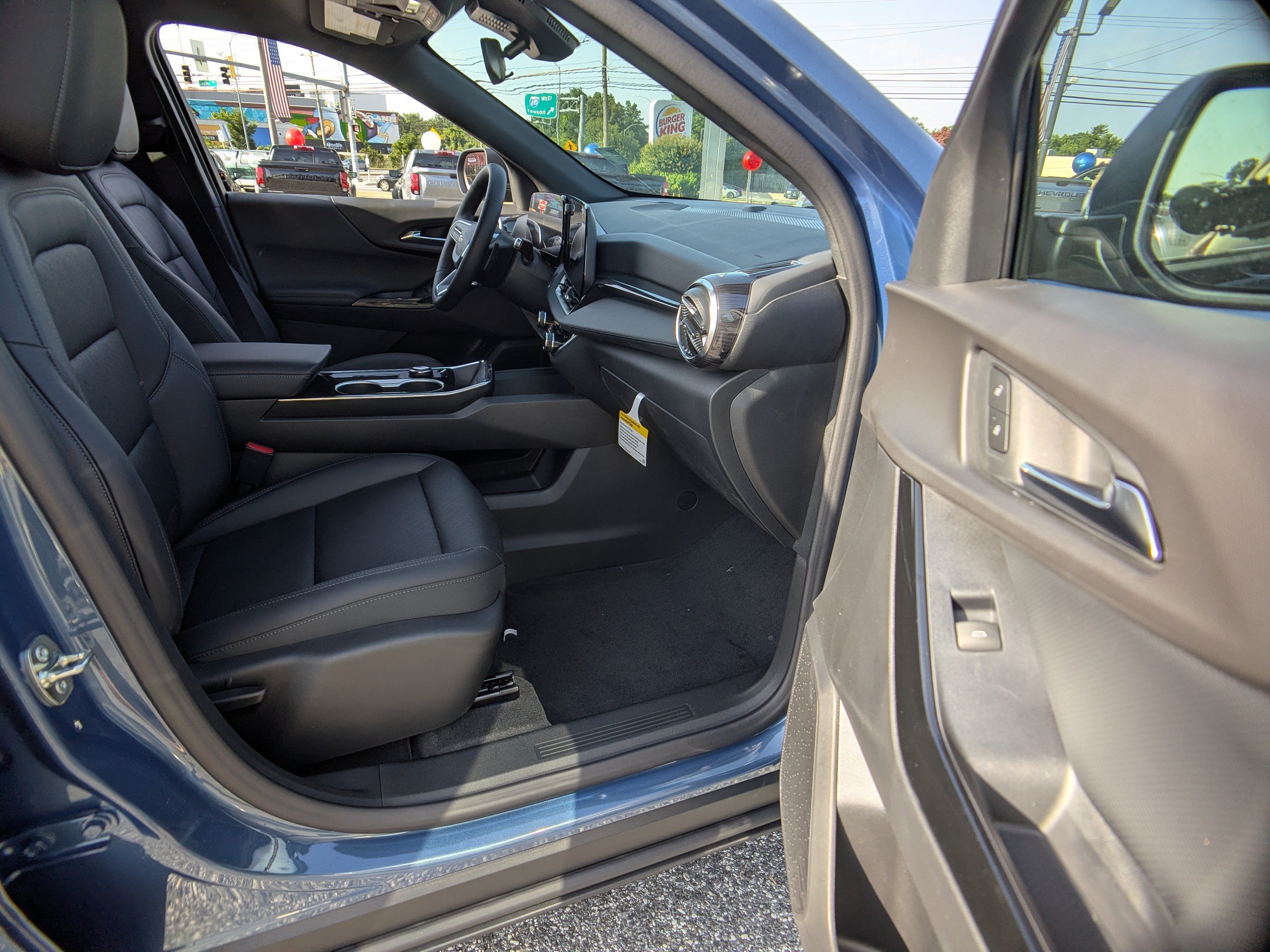 New 2027 Chevrolet Equinox LT w/ Convenience Package II FWD image 10