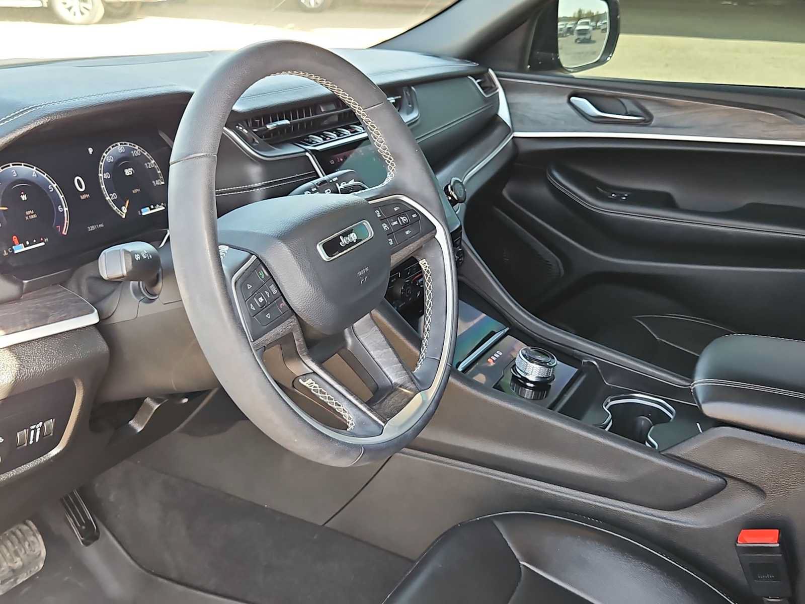 Used 2025 Jeep Grand Cherokee L Limited w/ Black Appearance Package RWD image 10