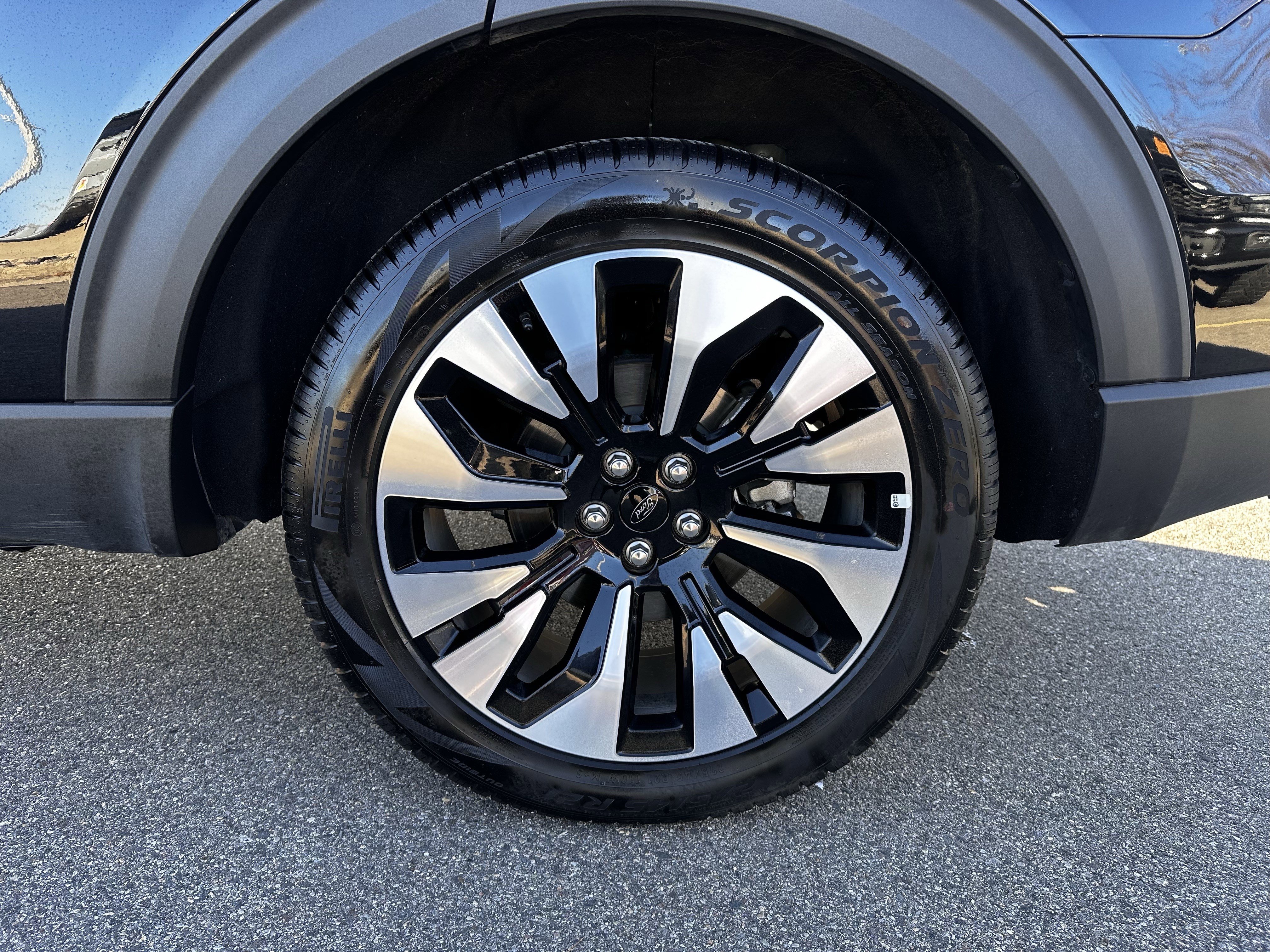 Certified 2025 Ford Explorer Platinum w/ LUX Leather Package image 20