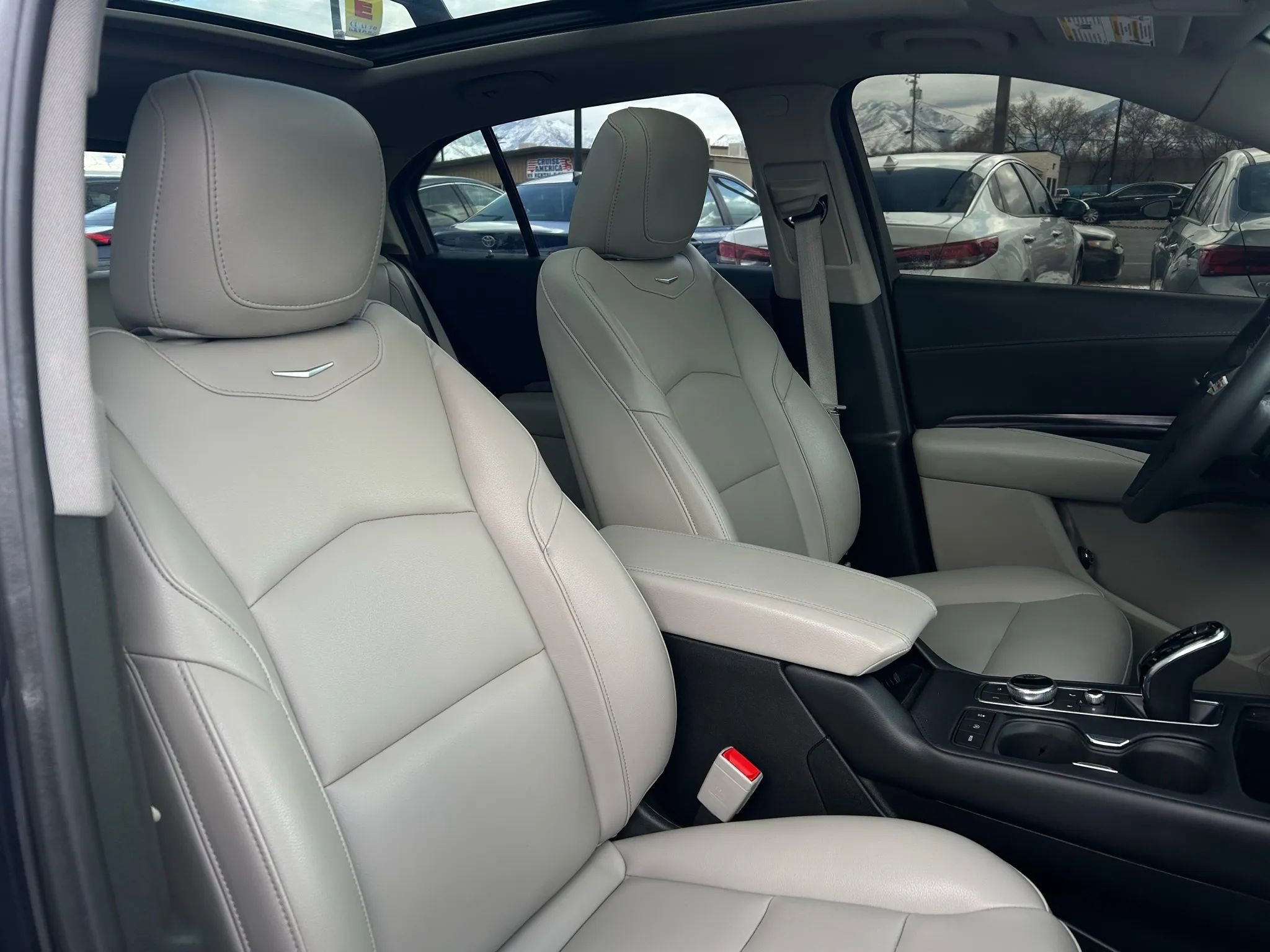 Used 2022 Cadillac XT4 Luxury w/ Cold Weather Package image 29