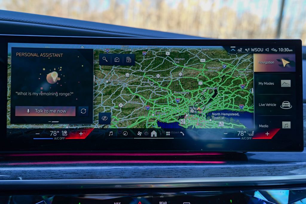 Used 2023 BMW 740i w/ Parking Assistance Package image 65