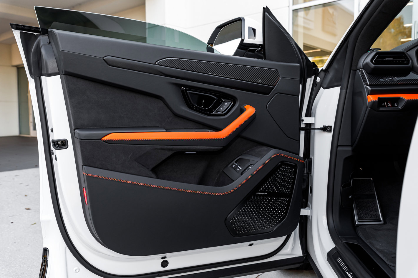 Used 2025 Lamborghini Urus SE image 33